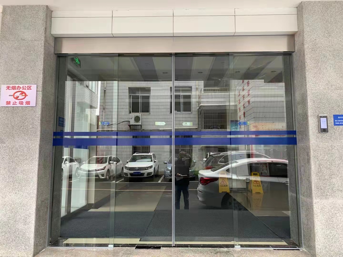 西安 郑东新区某单位办公楼玻璃自动门(图1)
